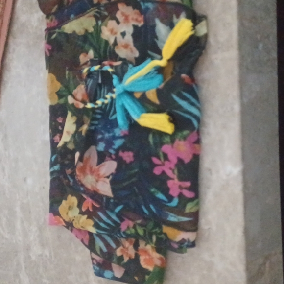 Woman's  INC  scarf - Picture 3 of 4